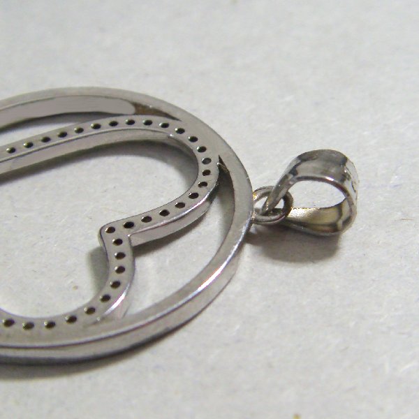 (p1372)Silver circular pendant motif heart.